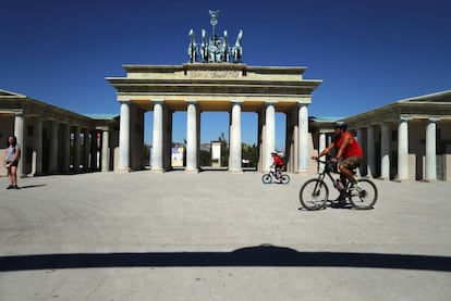 Copia de la Puerta de Brandenburgo en la zona verde.