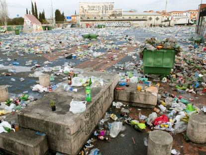 La basura se acumula en el recinto de Granada en el que miles de j&oacute;venes celebraron la llegada de la primavera el pasado 16 de marzo .