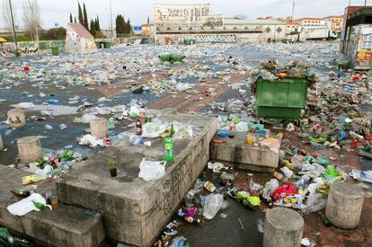 La basura se acumula en el recinto de Granada en el que miles de jóvenes celebraron la llegada de la primavera el pasado 16 de marzo .