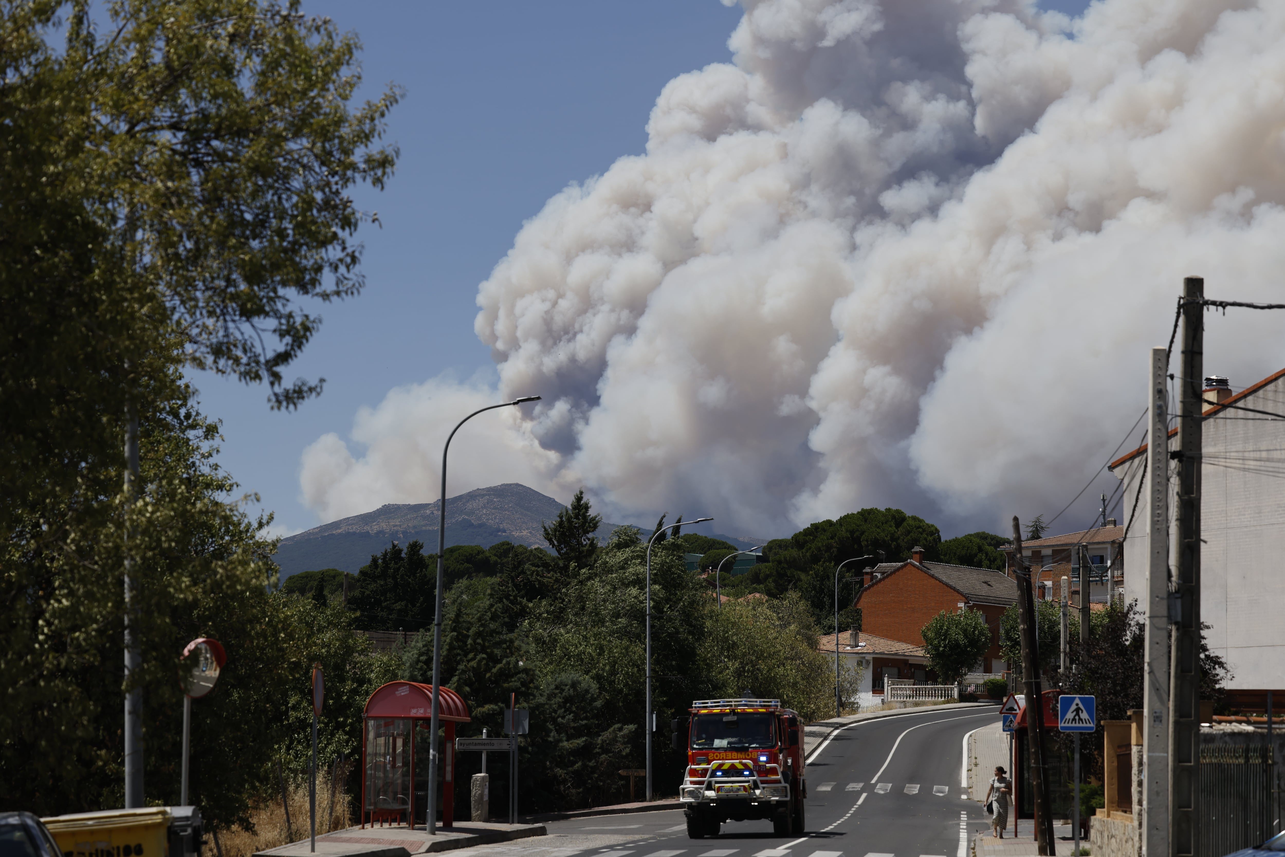Un camión de bomberos, este miércoles en  Cadalso de los Vidrios, Madrid (España). 