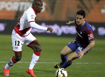 Kakuta sortea a Dani García.