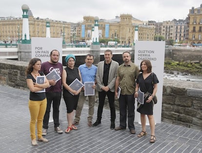 20 de julio de 2016. De izquierda a derecha: Nerea Idigoras, David Fernández, dirigente de la CUP; Oihana Etxbarrieta, Íñigo Iruin, Arnado Otegi,  Unai Pascual y Helena Franco en la presentación en San Sebastián de los integrantes del equipo de colaboradores de Otegi,  con los que elaborará su "propuesta de país" para las elecciones autonómicas vascas del 25-S a las que Otegi quiere concurrir como candidato de EH Bildu a lehendakari.