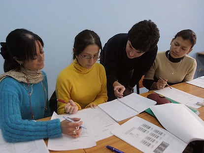 Varios alumnos aprendern euskera en un 'euskaltegi' municipal guipuzcoano.