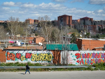 Entrada al sector cinco de Cañada Real. Al fondo, urbanizaciones de Rivas-Vaciamadrid. Marzo 5 de 2024.