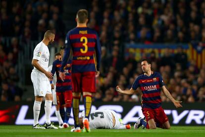 Sergio Busquets reacciona después de que el árbitro detuvo el juego por una falta sobre Pepe durante el partido de La Liga entre el FC Barcelona y Real Madrid CF.