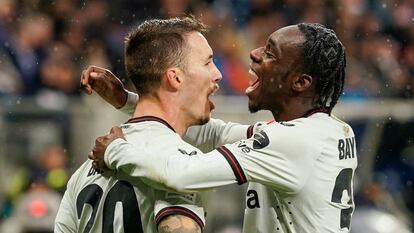 Los jugadores del Leverkusen, Alejandro Grimaldo y Jeremie Frimpong, celebran un gol en un partido frente al Hoffenheim, en noviembre de 2023.