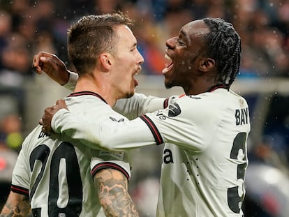 Los jugadores del Leverkusen, Alejandro Grimaldo y Jeremie Frimpong, celebran un gol en un partido frente al Hoffenheim, en noviembre de 2023.