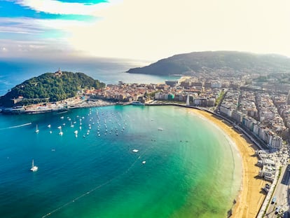 Vista aérea de la playa de La Concha, en San Sebastián, considerada una de las mejores del mundo por los usuarios de TripAdvisor.