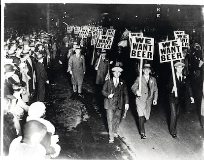 "Queremos cerveza", obreros de Nueva jersey (EE. UU.) manifestándose por el fin de la "ley seca" en 1931.