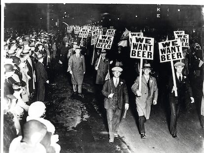 "Queremos cerveza", obreros de Nueva jersey (EE. UU.) manifestándose por el fin de la "ley seca" en 1931.