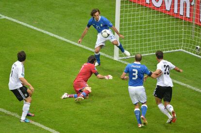 Andrea Pirlo saca bajo palos la ocasión más clara de Alemania en los primeros minutos.