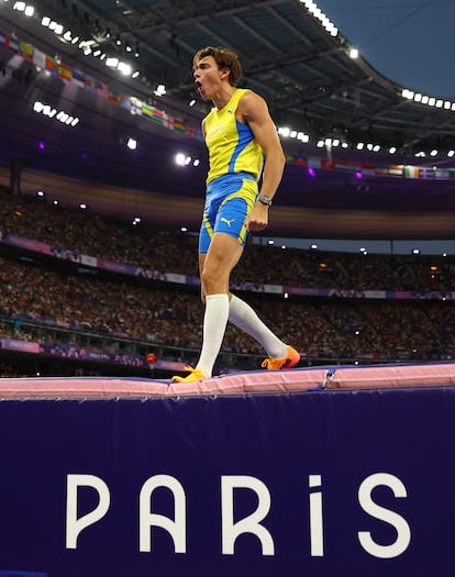 El atleta sueco bate por un centímetro su récord del mundo.