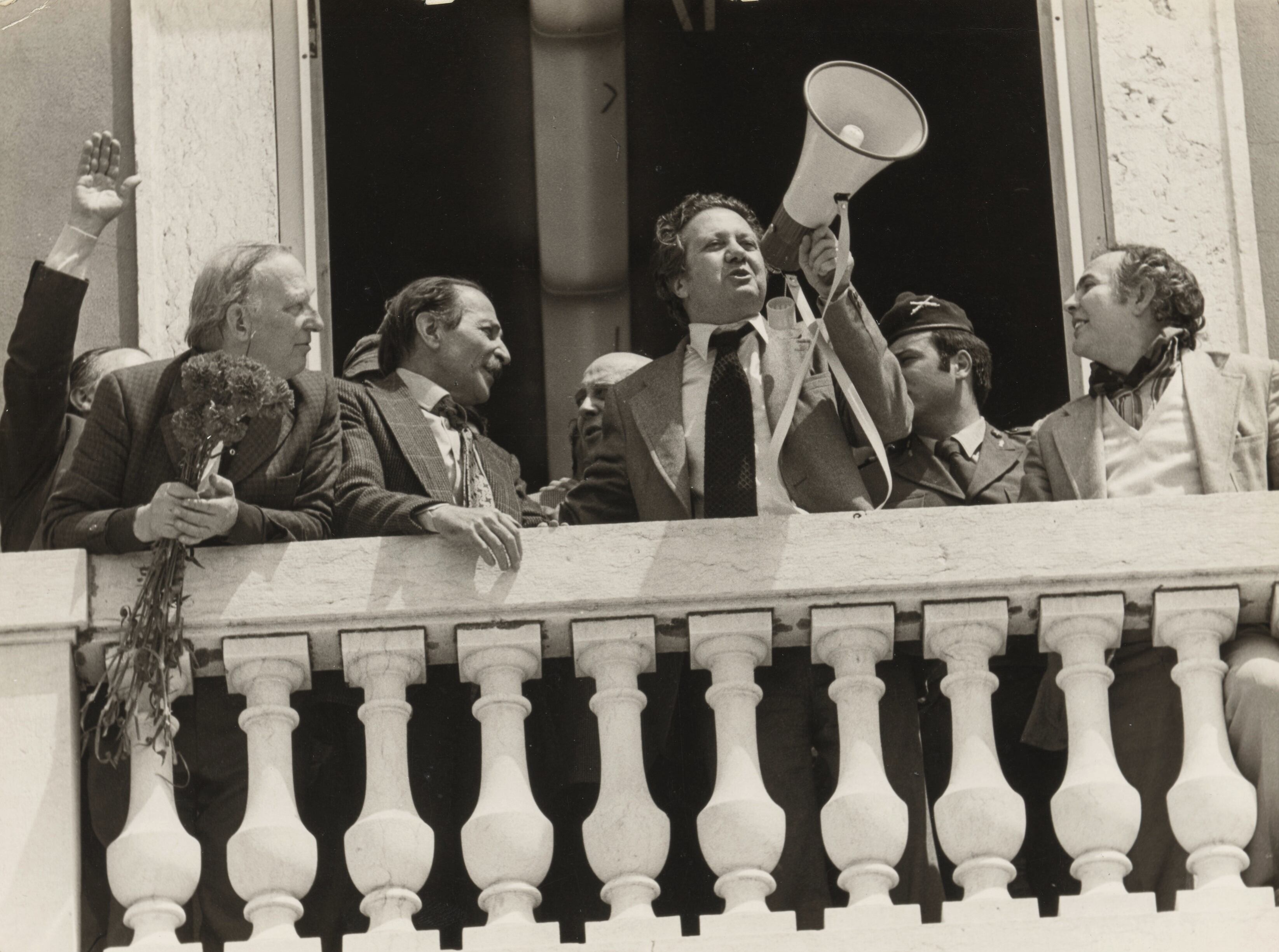 El líder socialista Mário Soares habla desde un balcón de la estación de Santa Apolonia, de Lisboa, tras su llegada del exilio tres días después de la Revolución de los Claveles.
