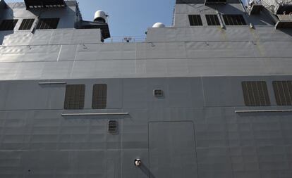 Un marinero se asoma por un ojo de buey del acorazado japonés Ise durante el atraque en la antigua base naval de Estados, en puerto de Subic, al norte de Manila, el 26 de abril de 2016.