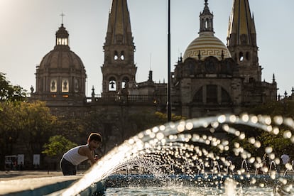 Un niño juega se refresca en una fuente de la Plaza Tapatía en Guadalajara, el 26 de febrero.