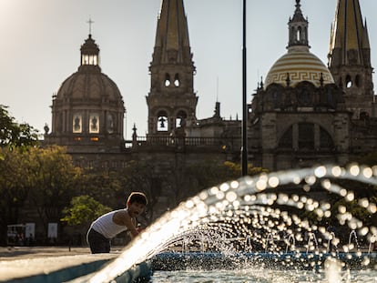 Un niño se refresca en una fuente de la Plaza Tapatía, en Guadalajara, Jalisco.