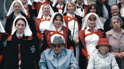 Elina Löwensohn (izquierda, en primera fila) y Sylvie Testud (abajo, a la derecha), en una imagen de <i>Lourdes.</i>