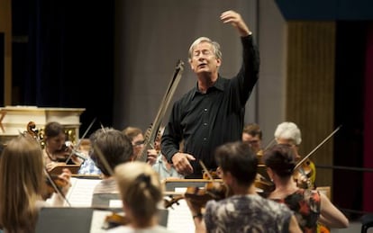 Sir John Eliot Gardiner durante el ensayo para la inauguración del Festival Internacional de Santander de este año.