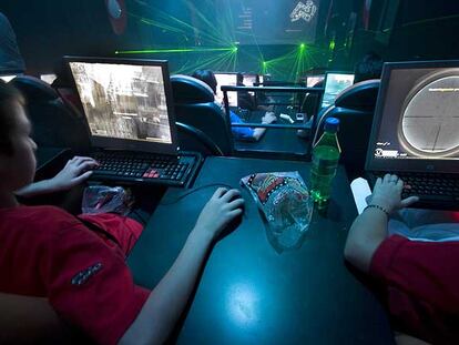 Dos jóvenes jugadores de videojuegos de última generación.