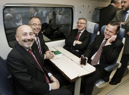 De izquierda a derecha, Losada, Bugallo, Blanco, Hernández y Ricardo Varela (de pie), ayer en el nuevo tren Santiago-A Coruña.