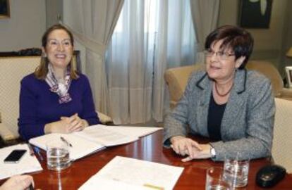 La ministra de Fomento, Ana Pastor (izquierda) y la consejera Josefina Cruz, reunidas en Madrid.
