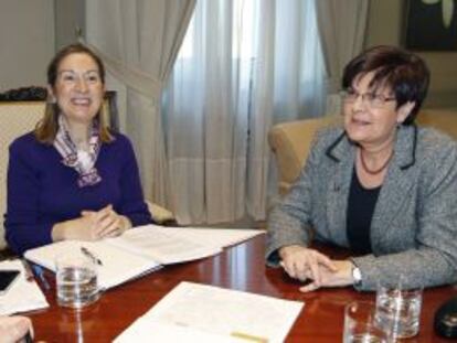 La ministra de Fomento, Ana Pastor (izquierda) y la consejera Josefina Cruz, reunidas en Madrid.