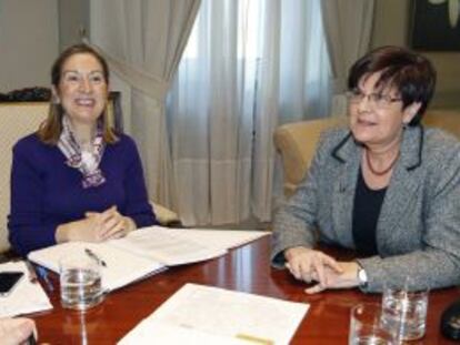 La ministra de Fomento, Ana Pastor (izquierda) y la consejera Josefina Cruz, reunidas en Madrid.