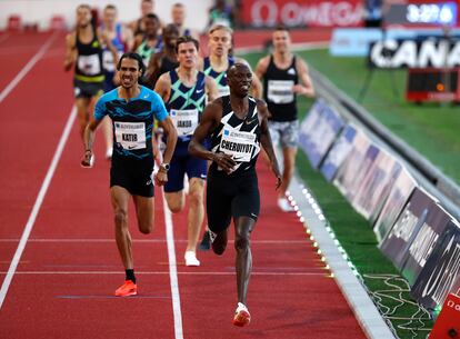 El español Mohamed Katir (azul) durante la competición 1.500m de la Diamond League de Mónaco