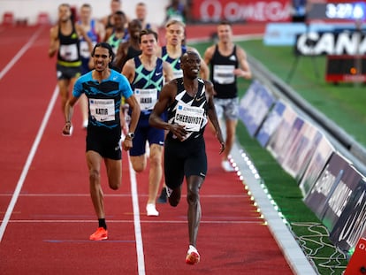 El español Mohamed Katir (azul) durante la competición de 1.500 metros de la Diamond League de Mónaco