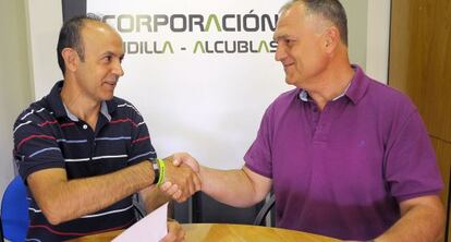 Los alcaldes de Andilla, Jesús Ruiz, a la izquierda, y Alcublas, Manuel Civera, en la firma del acuerdo.