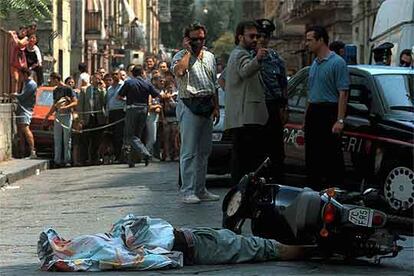 El cuerpo del presunto miembro de la Camorra Antonio del Bueno, tiroteado mortalmente en Nápoles en 1997.