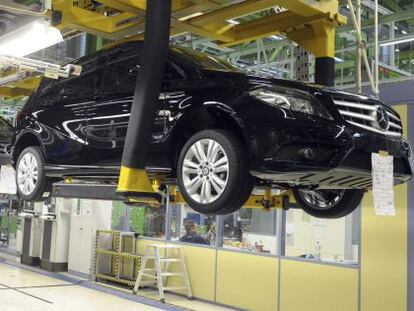 Cadena de montaje de Mercedes Benz en la factoria de Rastatt, Alemania. 