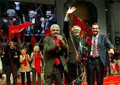 Maragall y Zapatero flanquean a Joan Clos en su presentación como candidato a la alcaldía de Barcelona.