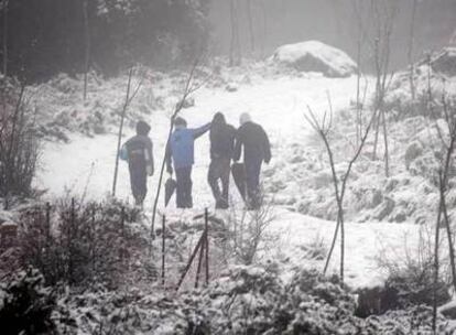 Cuatro niños pasean por la sierra nevada de Grazalema, Cádiz.