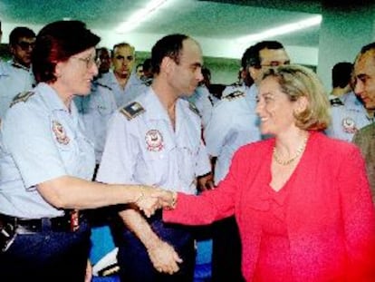La concejal de Policía Municipal, María Tardón, saluda a varios subordinados.