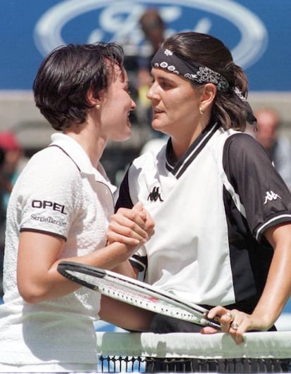 Martina Hingis junto a Conchita Martínez tras ganar el partido del Open de Australia el 31 de enero de 1998.