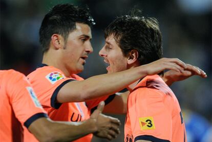 Villa felicita a Messi tras su gol.