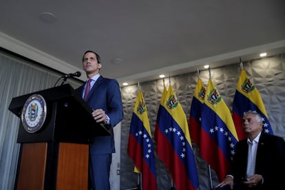 Juan Guaidó, acompañado por el diputado Rafael Veloz, participan en una reunión virtual con miembros del antiguo Parlamento, en Caracas.