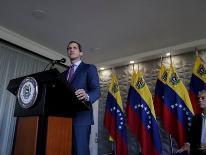 Juan Guaidó, acompañado por el diputado Rafael Veloz, participan en una reunión virtual con miembros del antiguo Parlamento, en Caracas.