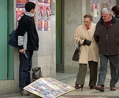Un vendedor de discos ofrece su mercancía en una calle de Madrid.