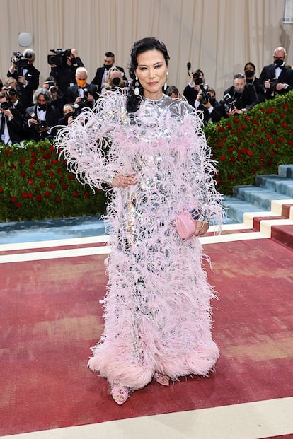Wendi Murdoch, productora, coleccionista de arte chino y exesposa de Rupert Murdoch, apostó fuerte por las plumas con este vestido de Giambattista Valli.