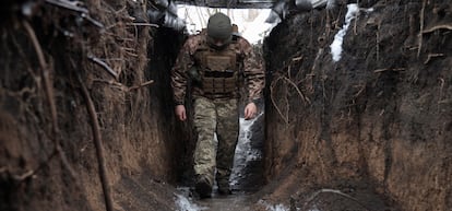 Un militar ucraniano patrulla en la línea del frente, no lejos de la ciudad de Donetsk, controlada por los militantes prorusos, Ucrania, el pasado 2 de febrero.