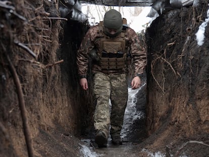 Un militar ucraniano patrulla en la línea del frente, no lejos de la ciudad de Donetsk, controlada por los militantes prorusos, Ucrania, el pasado 2 de febrero.