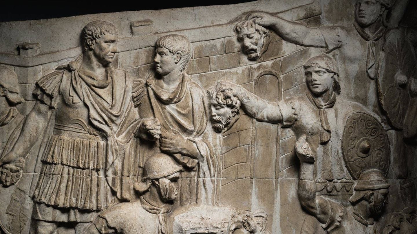 Soldados romanos muestran al emperador Trajano cabezas de enemigos dacios, en la Columna Trajana de Roma.