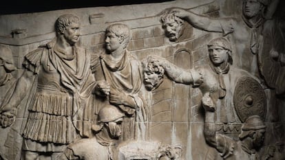 Soldados romanos muestran al emperador Adriano cabezas de enemigos dacios, en la Columna Trajana de Roma.