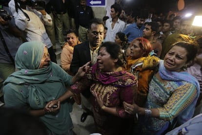 Familiares de las víctimas de la explosión de una bomba suicida en la puerta de un hospital en Lahore, Pakistán, donde al menos 52 personas incluyendo mujeres y niños murieron y decenas resultaron heridas.
