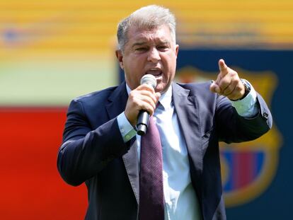 El presidente del FC Barcelona, Joan Laporta, exultante durante la presentación de Robert Lewandowski.