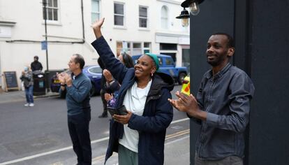 Un grupo de ciudadanos londinenses aplauden al personal sanitario del hospital Chelsea & Westminster por su labor en la lucha contra la covid-19 el 4 de junio de 2020.  