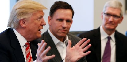 El presidente electo Donald Trump habla con el cofundador de PayPal y miembro del consejo de Facebook, Peter Thiel, y Tim Cook, presidente de Apple en la Trump Tower en Nueva York.