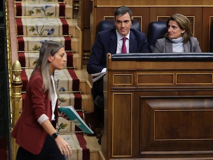 La portavoz de Junts, Míriam Nogueras, pasa por delante de Pedro Sánchez y la vicepresidenta Teresa Ribera en el pleno del Congreso del pasado 21.